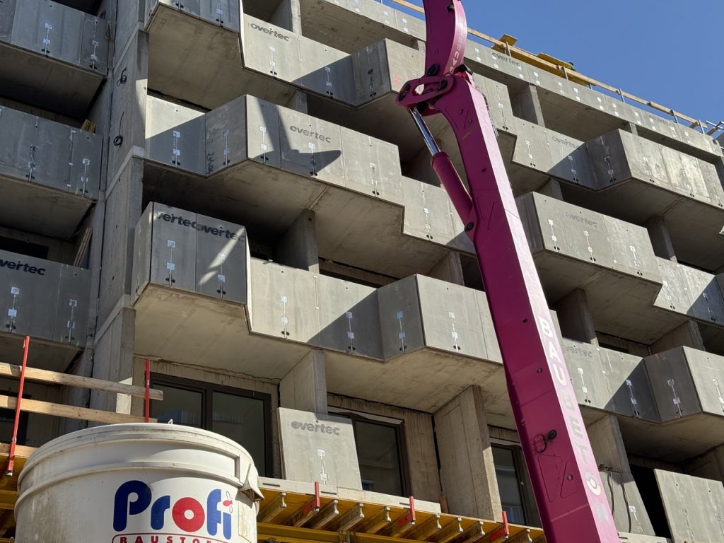 overtec_Bruestung_auf_Betonfertigteil_Fassade_Wien