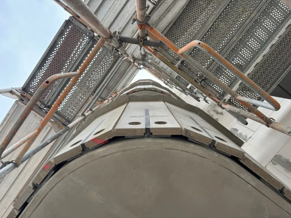 overtec Brüstung stirnseitig angeschraubt