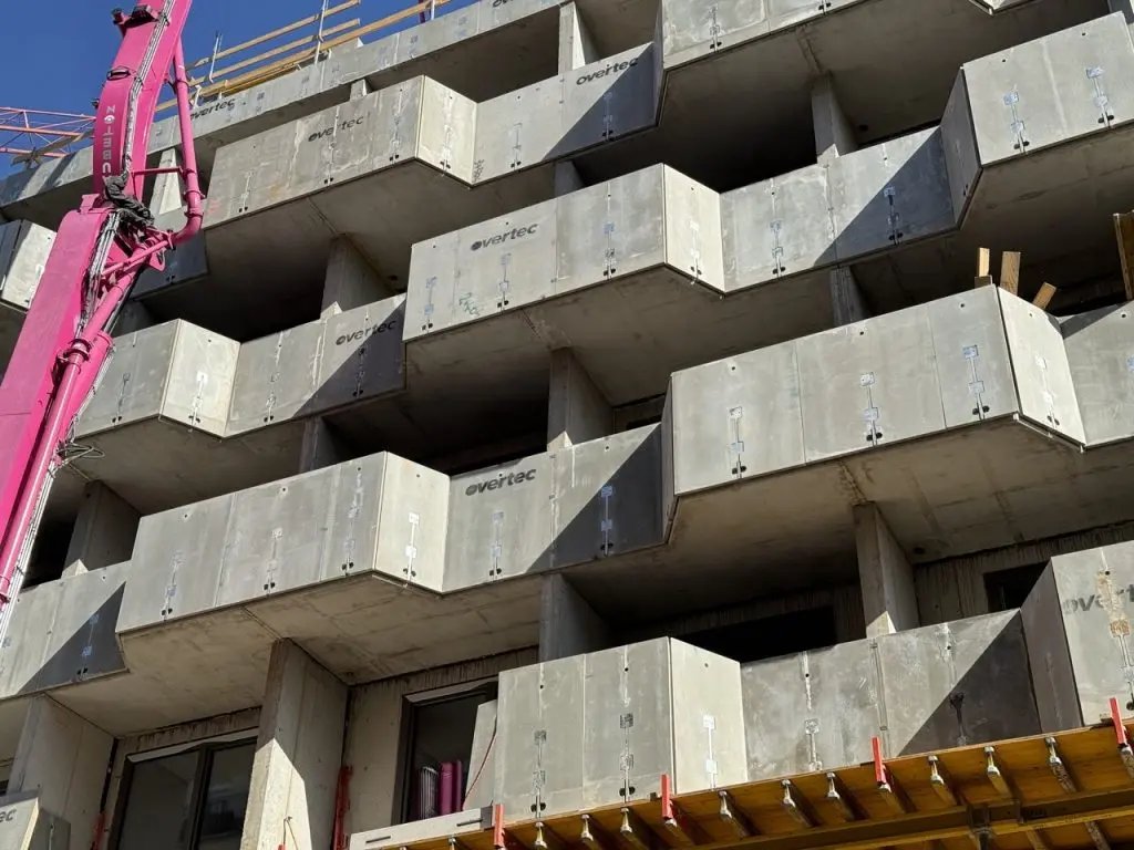 overtec_Bruestung_auf_Betonfertigteil_Fassadenbild