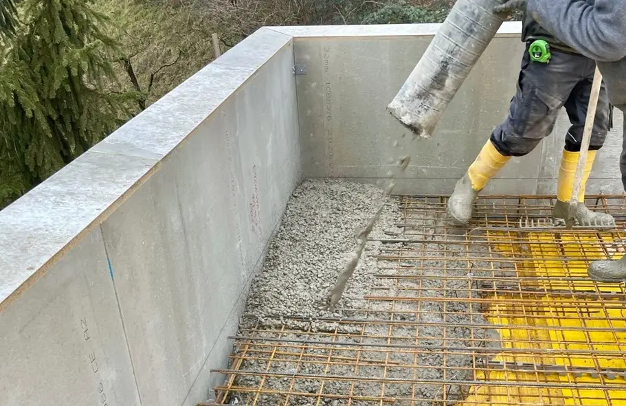 Betonieren einer Flachdach-Attika mit Bewehrung.