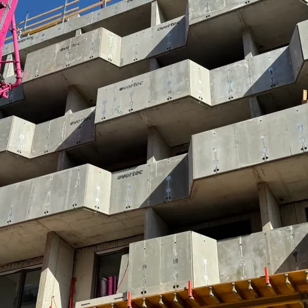 overtec_Bruestung_auf_Betonfertigteil_Fassadenbild_Wien
