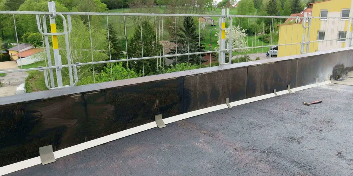 Temporary safety parapet wall system for flat roof edge protection