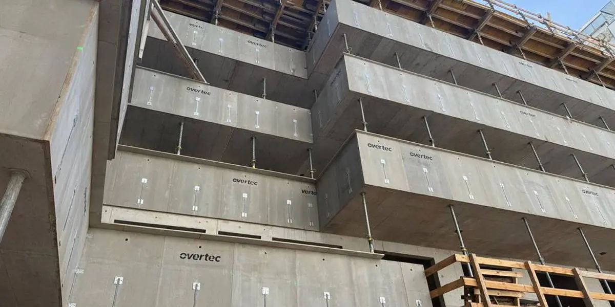 Fehlende Tropfkante an Attika mit sichtbaren Wasserlaufspuren an der Fassade