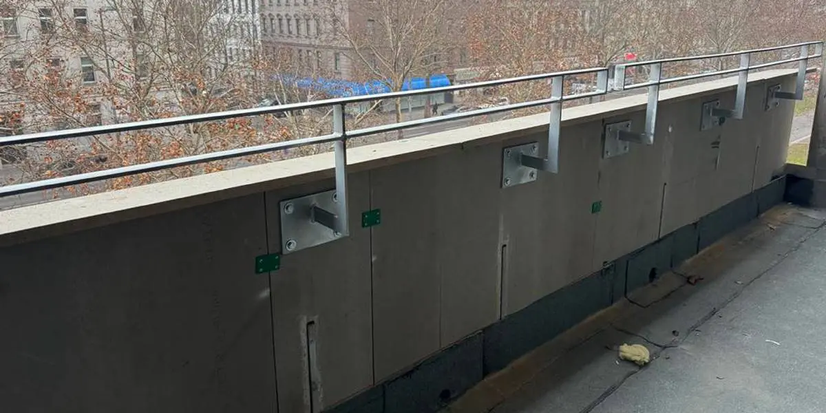 Flachdach Attika mit unvollständigem Abdichtungsanschluss und sichtbaren Fugen im Dachrandbereich 