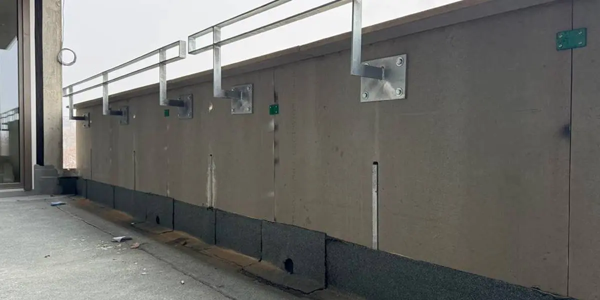 Vorgefertigtes Parapetsystem mit integrierter Tropfkante am Balkon-Dachrand