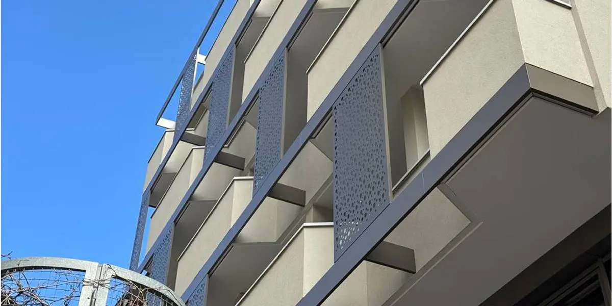 Sauber ausgeführte Tropfkante mit ausreichender Ausladung und Abstand zur Fassade