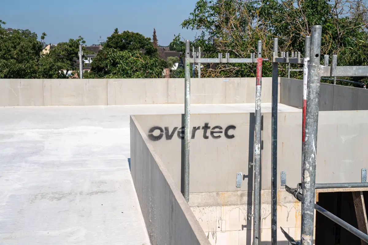 Vorgefertigtes Attika-Element von Overtec auf einer Baustelle zur Definition des Dachrand-Aufbaus.