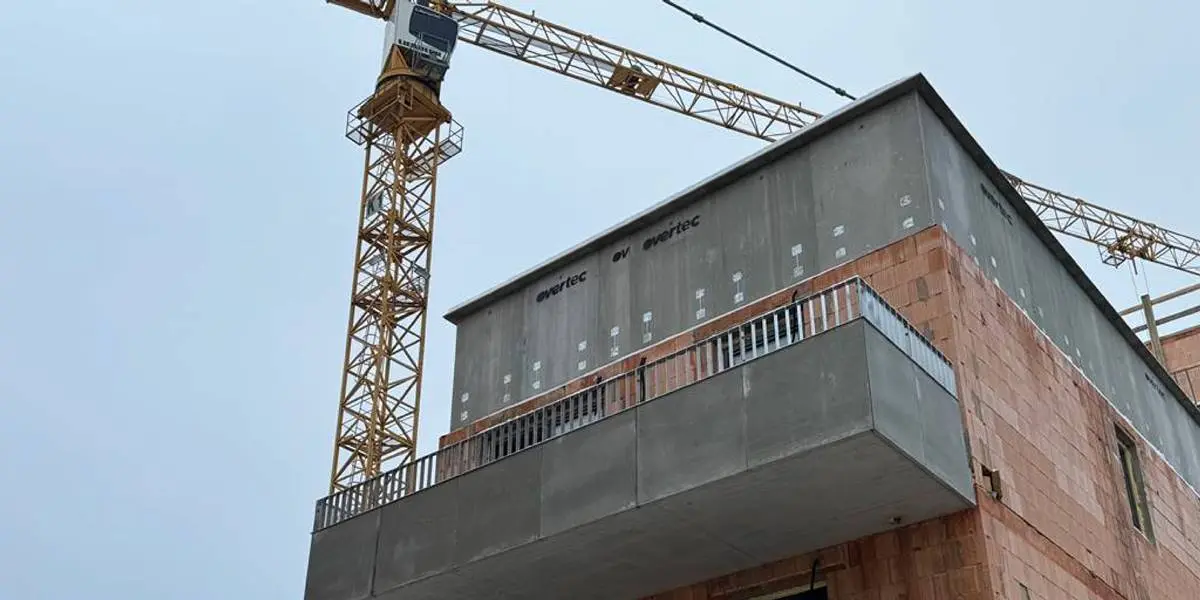 Mehrgeschossiges Gebäude mit klassischer Ortbeton-Attika während der Bauphase