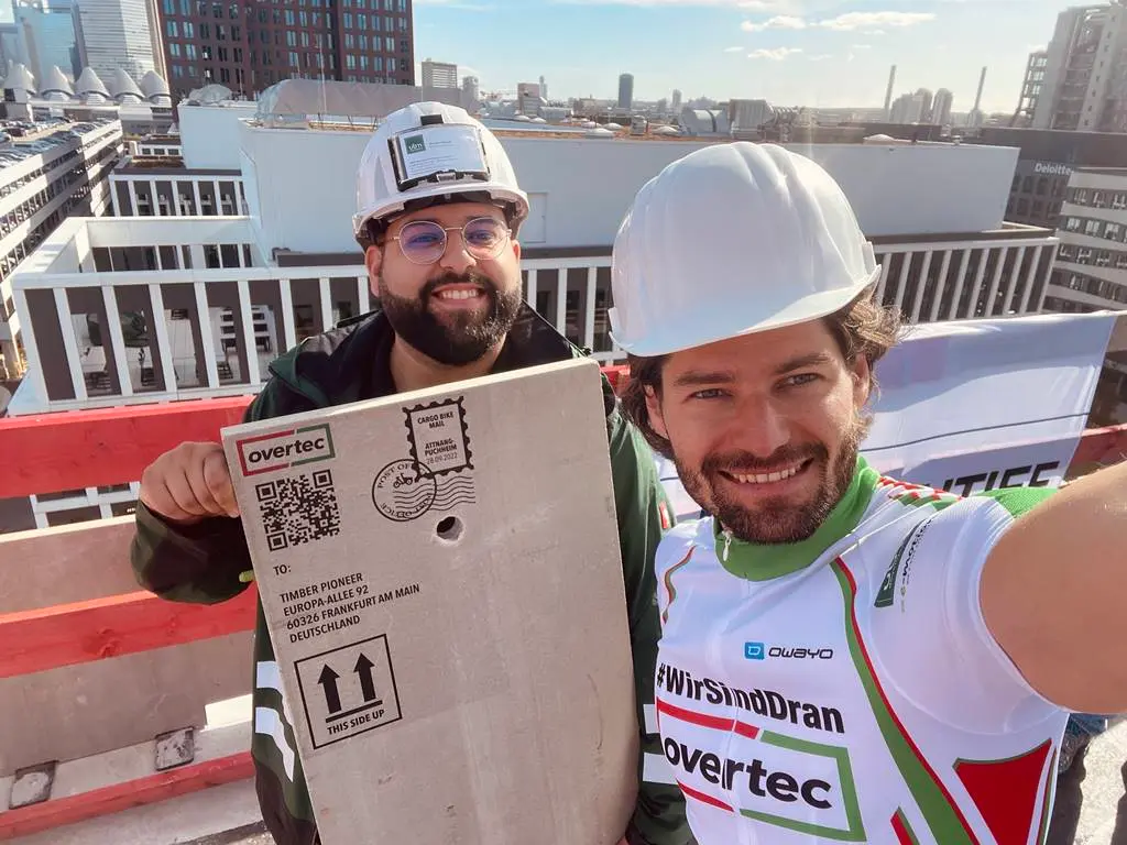 Overtec Team auf der Baustelle mit Parapet-Element – Expertise im Dachrandbereich
