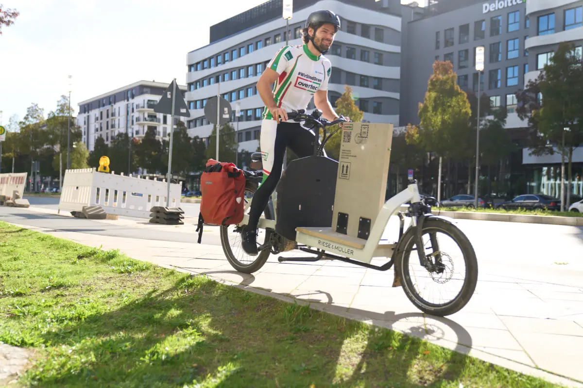 Nachhaltige Logistik von Overtec-Bauteilen per Lastenrad für effiziente und CO2-reduzierte Baustellen.