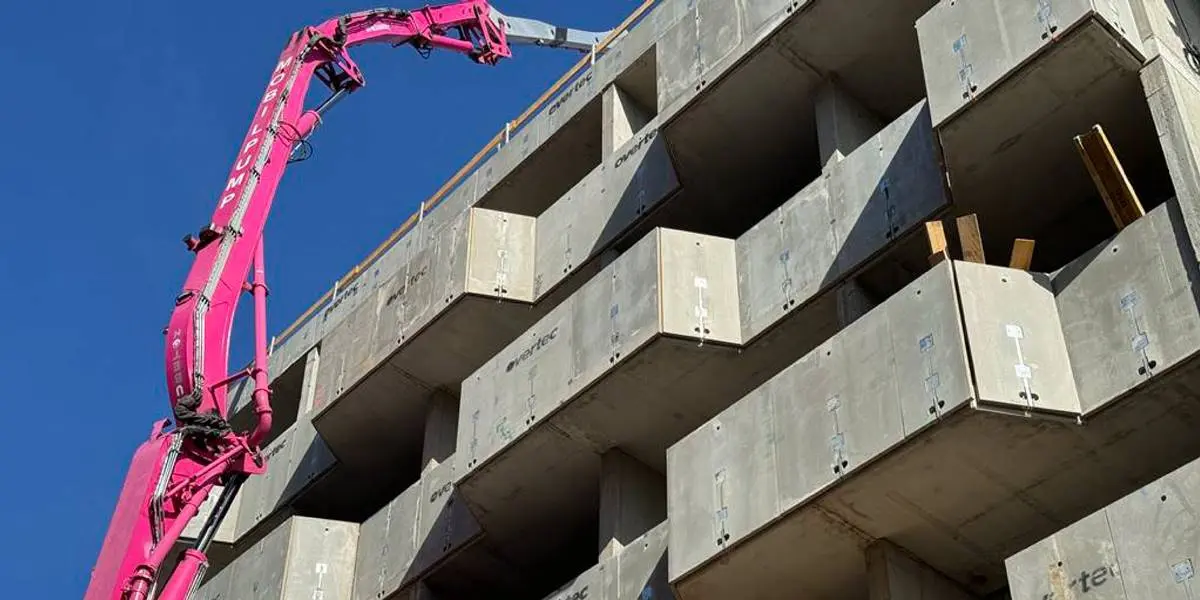 Montage eines vorgefertigten Parapetsystems mit Kran am Mehrfamilienhaus