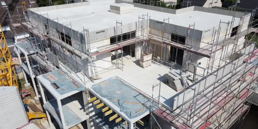 Drone view of a modern flat roof construction in Germany highlighting compliant parapet height.
