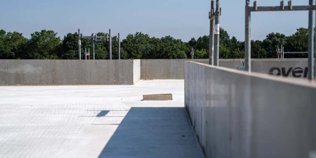  Modern grey parapet capping on a minimalist building facade providing a clean architectural finish.
