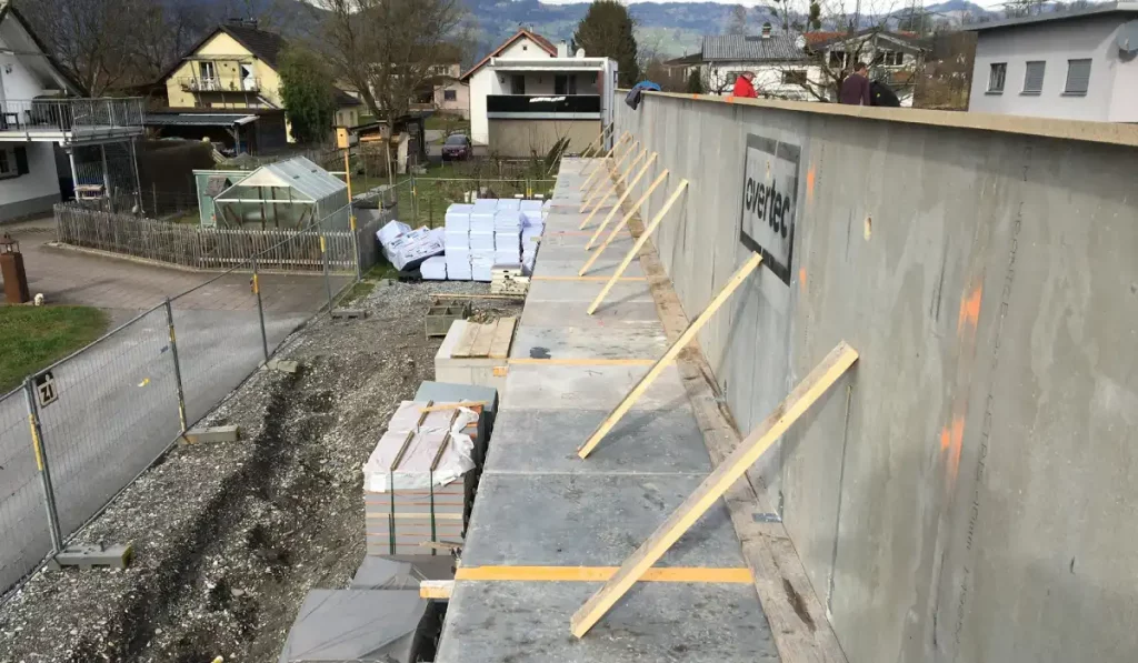 Sicherer Transport von Bauteilen für das Attika Geländer mit dem Overtec E-Lastenrad.
